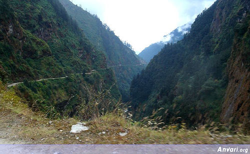 Road_From_Tibet_To_Nepal_Sheer_Drops